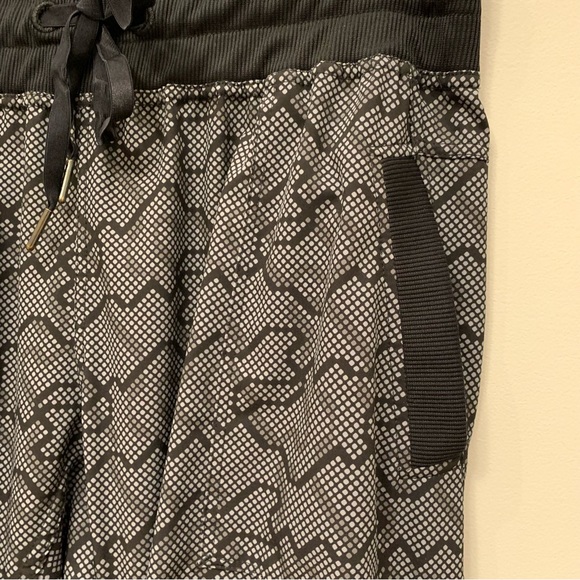 Kyodan Activewear Patterned Cropped Track Pants, Grey Size Medium - Picture 3 of 9